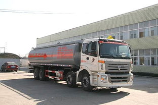 楚飛福田前四后八30立方化工液體運(yùn)輸車與起吊車的應(yīng)用與優(yōu)勢