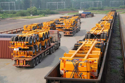 中集通華百臺數(shù)模化集裝箱運(yùn)輸車批量交付，引領(lǐng)智慧物流新篇章